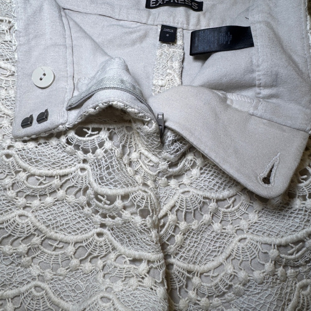 Express Beige Scalloped Crochet Lace Overlay Shorts Womens Size 6 Boho - Picture 6 of 7